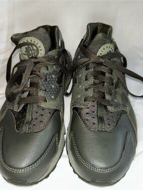 Nike Men’s Olive Green/Black Athletic Sneakers